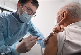 Italy phát hiện người đeo cánh tay giả để né tiêm vaccine COVID-19