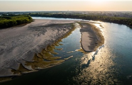 Hình ảnh 6 con sông khắp thế giới cạn nước vì nắng nóng kinh hoàng