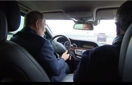 Tín hiệu từ hình ảnh ông Putin lái xe qua cây cầu Crimea