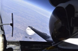 Hình ảnh khinh khí cầu Trung Quốc trước khi bị chiến đấu cơ Mỹ bắn hạ