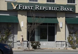 Hai ngân hàng thoát sụp đổ, nỗi lo khủng hoảng tài chính toàn cầu giảm bớt