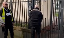 Video cảnh sát Ba Lan phá cổng trường học tại Đại sứ quán Nga ở Warsaw