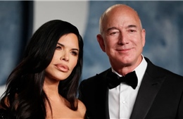 Tỷ phú Jeff Bezos đính hôn với bạn gái