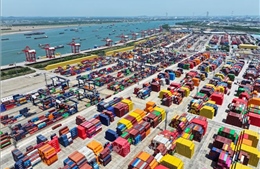 Kinh tế Trung Quốc vẫn vững trước bão thuế quan, sản xuất công nghiệp tăng vượt dự báo
