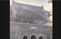 Video hàng trăm viên ngói của tòa tháp 650 tuổi ở Trung Quốc rơi xuống như mưa