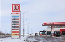 Ukraine tấn công các nhà máy lọc dầu khiến giá xăng ở Nga lên cao kỷ lục