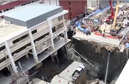 Video hố sụt sâu tới 50m ở Thái Lan, nuốt chửng cột điện, ô tô