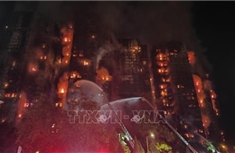 Sau 16 tiếng, chung cư ở Hong Kong vẫn cháy, ít nhất 279 người mất tích