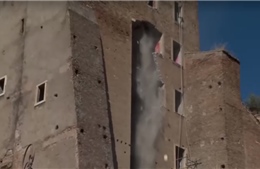 Video khoảnh khắc tòa tháp gần Đấu trường La Mã sụp đổ