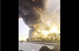 Video khói bốc ngùn ngụt sau khi máy bay chở hàng rơi ở Mỹ