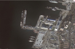 Ảnh vệ tinh chụp cảng của Nga trước và sau vụ tàu ngầm bị Ukraine tấn công