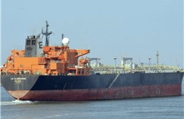 Tàu chở dầu bí mật của Nga trôi dạt trên Địa Trung Hải