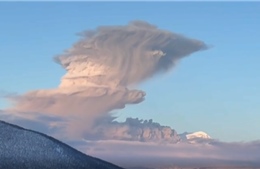 Video núi lửa phun trào ở Liên bang Nga, tro bụi bốc cao 7 km