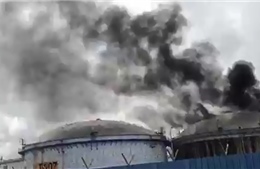 Video nhà máy lọc dầu ở Israel bốc cháy sau khi bị tấn công bằng rocket