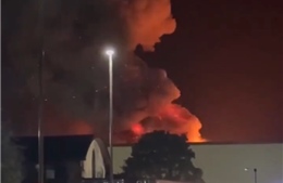 Video đám cháy lớn bùng phát tại căn cứ Không quân Hoàng gia Anh