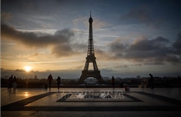 Nắng nóng cực đoan buộc Paris phải đóng cửa sớm tháp Eiffel và bảo tàng Louvre