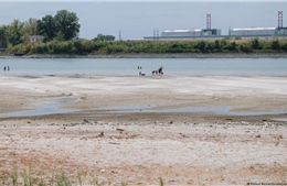 Sông Danube cạn nước, Romania đóng nhà máy hạt nhân duy nhất, Hungary xây đập ứng phó