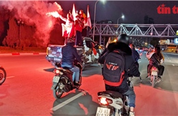 Người hâm mộ đổ ra đường ăn mừng chiến thắng của tuyển Việt Nam