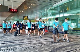 Đội tuyển Việt Nam tới sân bay Singapore, bắt đầu hành trình tại AFF Suzuki Cup 2020