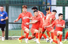 HLV Kim Sang-sik ‘vá’ hàng thủ tuyển Việt Nam