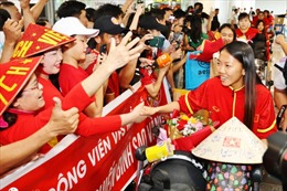 Huỳnh Như đàm phán hợp đồng với Lank FC