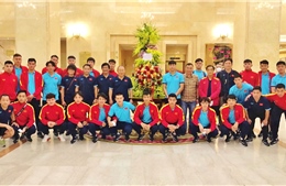 Đội tuyển Việt Nam được Chủ tịch nước Nguyễn Xuân Phúc gửi hoa động viên