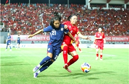 Huỳnh Như ghi bàn vào lưới đội tuyển Việt Nam