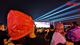 Muôn kiểu đội mưa cổ vũ U23 Việt Nam của người dân Phú Thọ