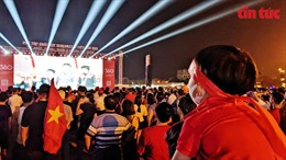 Xem bóng đá qua màn hình lớn cùng cổ động viên Phú Thọ