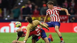 Ngỡ ngàng màn giật tóc, vật nhau giữa sân cỏ khiến sao Barcelona và Atletico bị đuổi