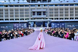 ELLE Fashion Show 2023 phủ sắc ‘Màu của Năm - Hồng Khói Ấm’