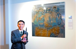 Nghệ thuật sơn mài và kỹ thuật ăn mòn trên hợp kim nhôm được đánh giá cao tại giải UOB Painting of the Year 2025