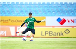Thủ môn Bùi Tiến Dũng ghi bàn thắng quý như vàng, mở ra cơ hội trụ hạng cho Đà Nẵng