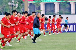 Thầy trò HLV Park Hang-seo cùng ra sân chuẩn bị cho trận tái đấu với tuyển Saudi Arabia