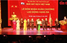 Chủ tịch nước Nguyễn Xuân Phúc dự kỷ niệm 70 năm thành lập Nhà hát kịch Việt Nam