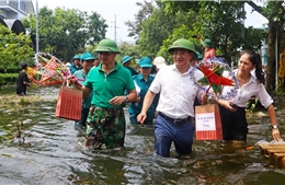 Nghệ sĩ Xuân Bắc và Tự Long chống thuyền, lội nước trao quà Trung thu cho trẻ em