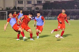 Tuyển U23 Việt Nam: Cầu thủ cùng phòng với các cầu thủ nghi mắc COVID-19 đeo khẩu trang ra sân tập