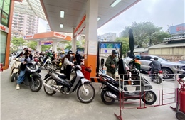 Giá xăng tăng: Tài xế xe công nghệ ‘gồng mình’ trước áp lực mưu sinh