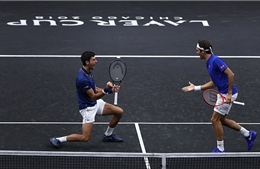 &#39;Cặp đôi trong mơ&#39; Federer-Djokovic thất bại ngỡ ngàng, vụng về đánh bóng vào lưng nhau ở Laver Cup