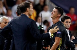 Cristiano Ronaldo rớt nước mắt rời trận Champions League đầu tiên khoác áo Juventus