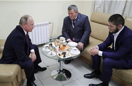 Tổng thống Vladimir Putin chúc mừng võ sĩ Nga đại thắng Conor McGregor