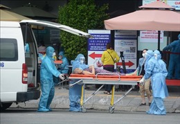 14 chiếc xe cứu thương ở Đà Nẵng xuyên ngày đêm &#39;sơ tán&#39; người bệnh giữa tâm dịch