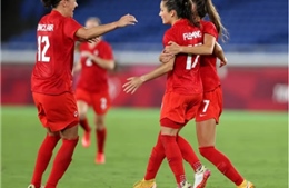 Các nữ tuyển thủ đội bóng Canada bước lên bục vinh quang tại Olympic