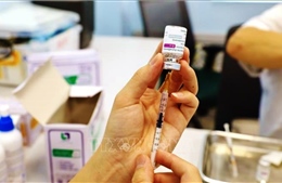 Bộ Y tế tiếp nhận tiền và vaccine hỗ trợ phòng, chống COVID-19