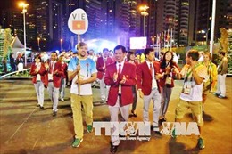 Nguyễn Huy Hoàng và Quách Thị Lan vinh dự cầm cờ Tổ quốc tại Lễ khai mạc Olympic Tokyo 2020