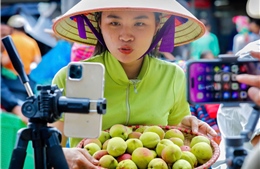Bắt trọn khoảnh khắc đắt giá ‘Phiên livestream bán nông sản giữa đất trời Tây Bắc’