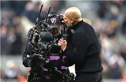 Pep Guardiola tranh cãi với trọng tài, đối thủ và cả quay phim sau trận thua Newcastle
