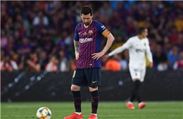 Messi ghi bàn, Barca vẫn gục ngã trước ‘bầy Dơi’