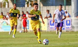 Quang Hải được đồng đội ở Pau FC ngợi khen vì những cú sút chân trái