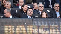 Ban lãnh đạo Barcelona khủng hoảng, Camp Nou &#39;dậy sóng&#39;